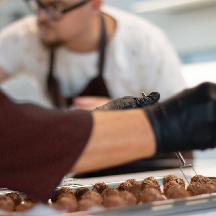 2 Menschen beim Pralinen machen